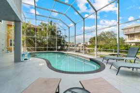 Villa Loriann, Waterfront 4 Bedroom Pool Home with Boat Dock, Sleeps 8